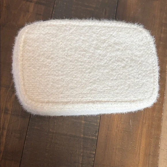 Chanel Beaute Snowflake Cosmetic Bag - Picture 4 of 7